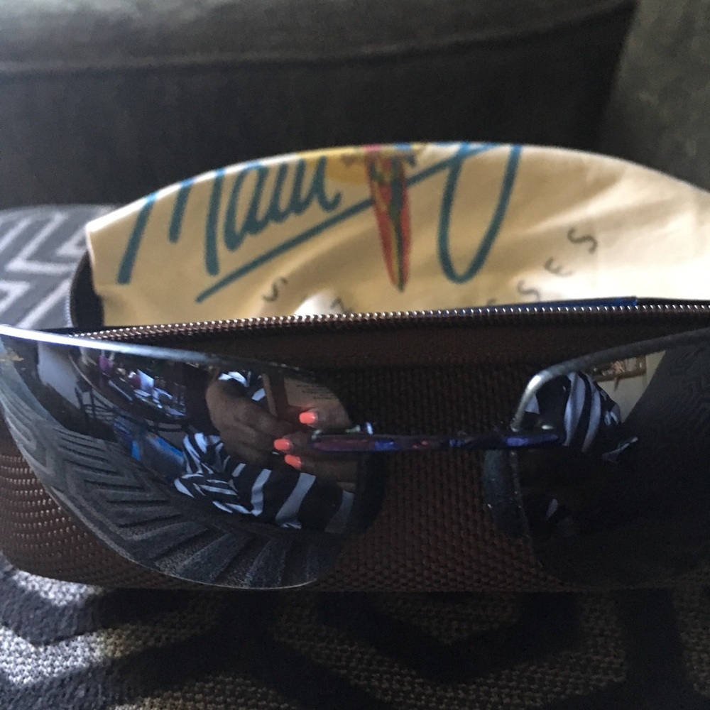 Maui Jim Sunglasses includes case